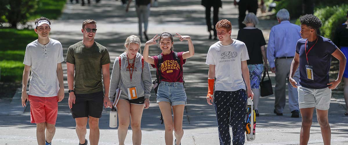 A group of students walk together on campus.